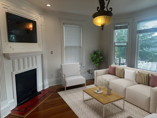 Foto del edificio - Spacious 5-Bedroom Seattle Home with Histo...