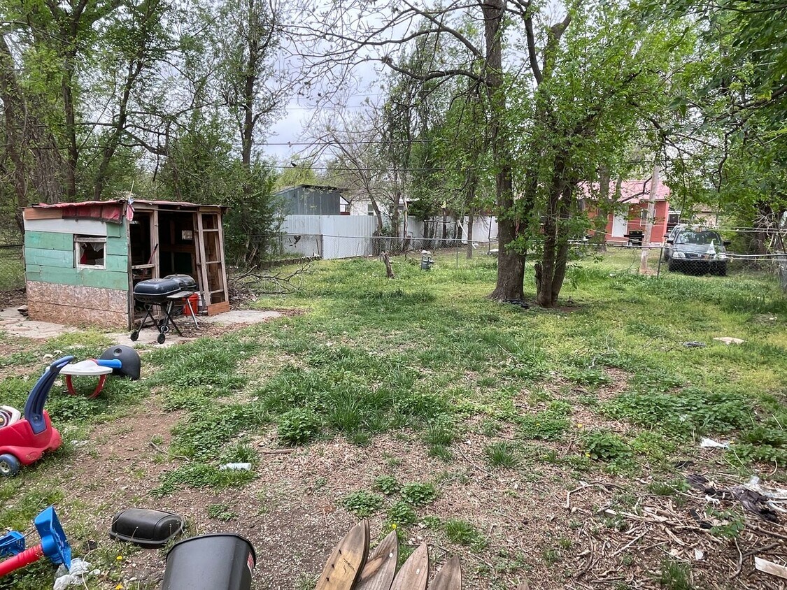Building Photo - Beautiful 3 bed bed 1 bath make ready home...