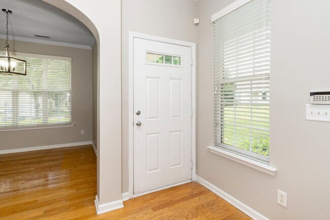 Foto del edificio - Sunlit 3-Bedroom End Unit Townhome in Durham!