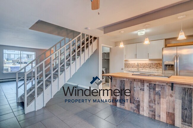 Building Photo - 2 Bed 2 Bath Townhouse