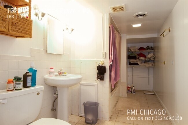 Foto del edificio - 1220 W Diversey Pkwy