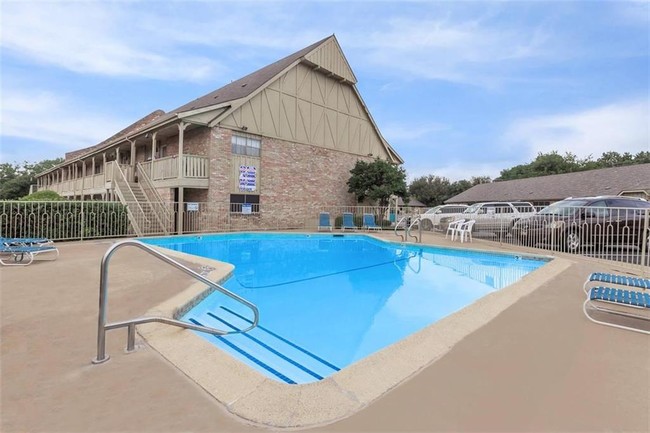 Building Photo - 530 Rockingham Dr