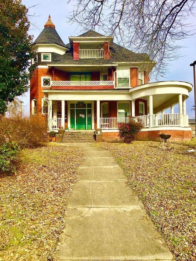 Building Photo - 1213 Laurel Ave