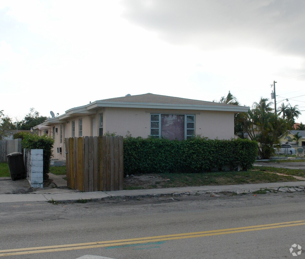 Building Photo - 901 N 24th Ave