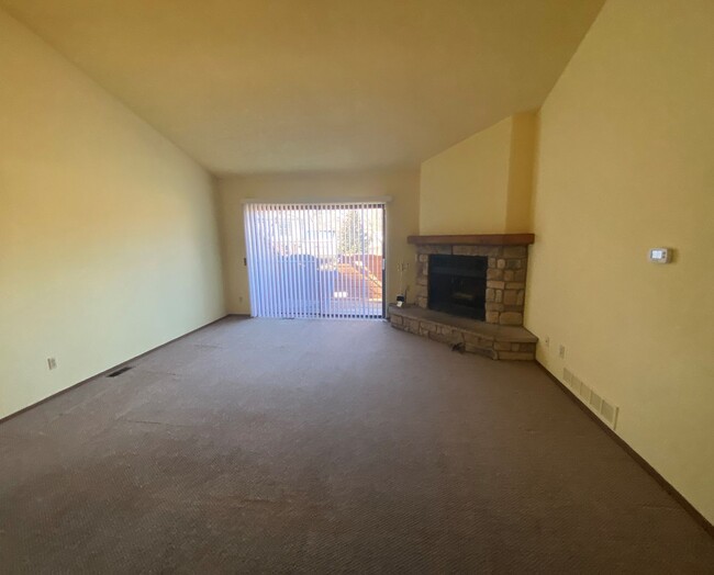 Building Photo - Spacious 3 Bedroom/2 Bathroom in Chaparral...