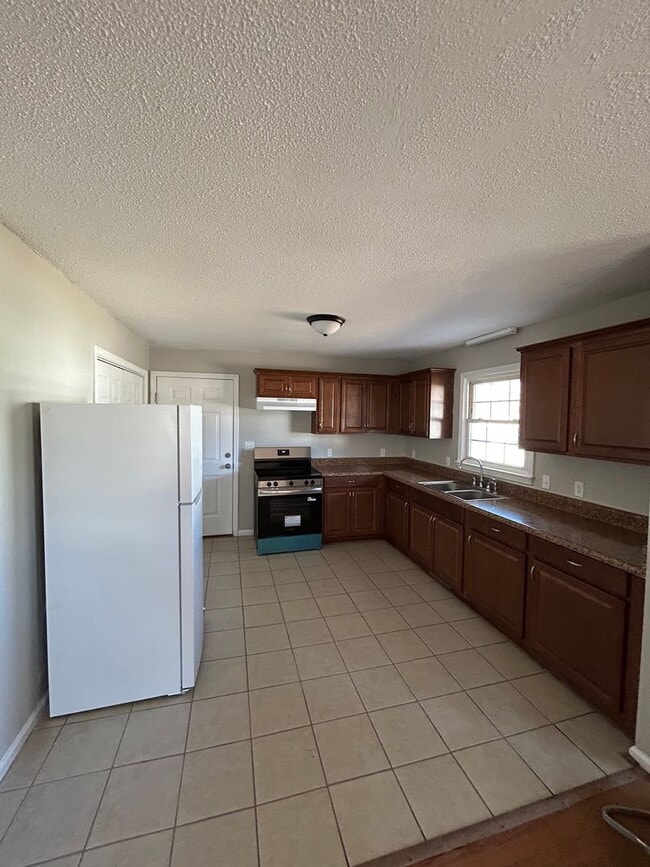 Building Photo - 609 Dunbar St