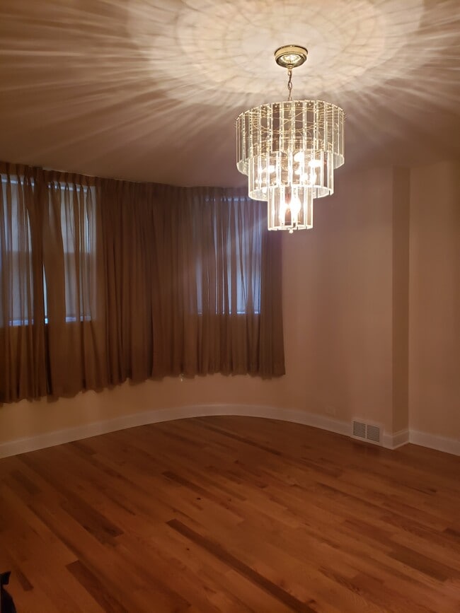 Living room - 6932 S Oglesby Ave