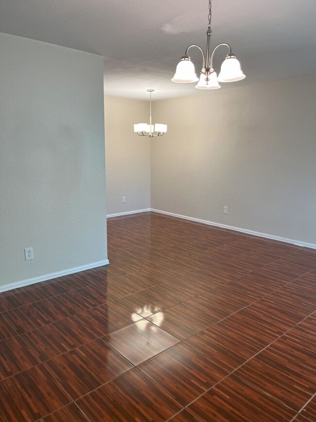 Building Photo - Top floor 2 bedroom 1 bath condo