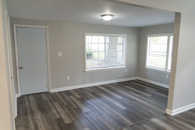 Building Photo - 1104 Southampton Dr