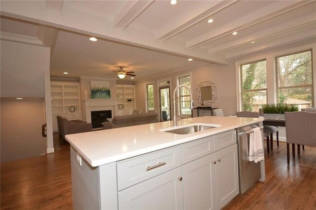 Building Photo - 2037 Fairway Cir NE