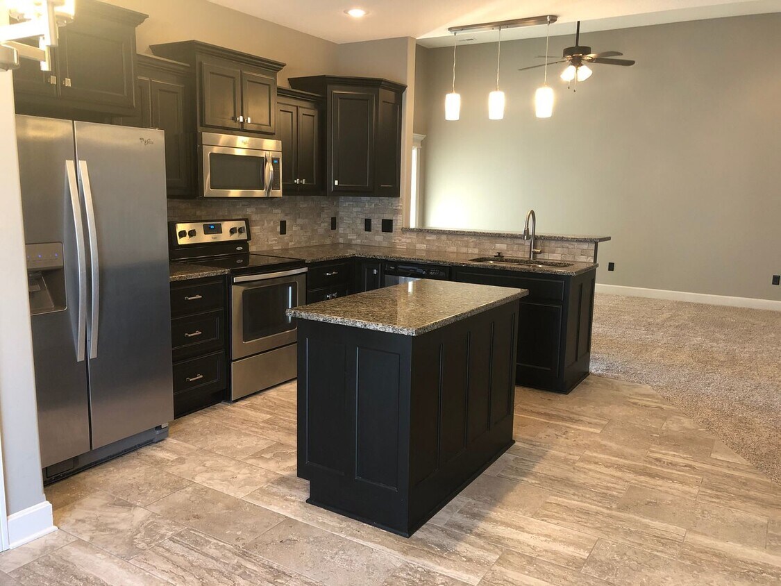 Building Photo - 3 Bedroom 2 Bathroom Townhouse in Savannah School District