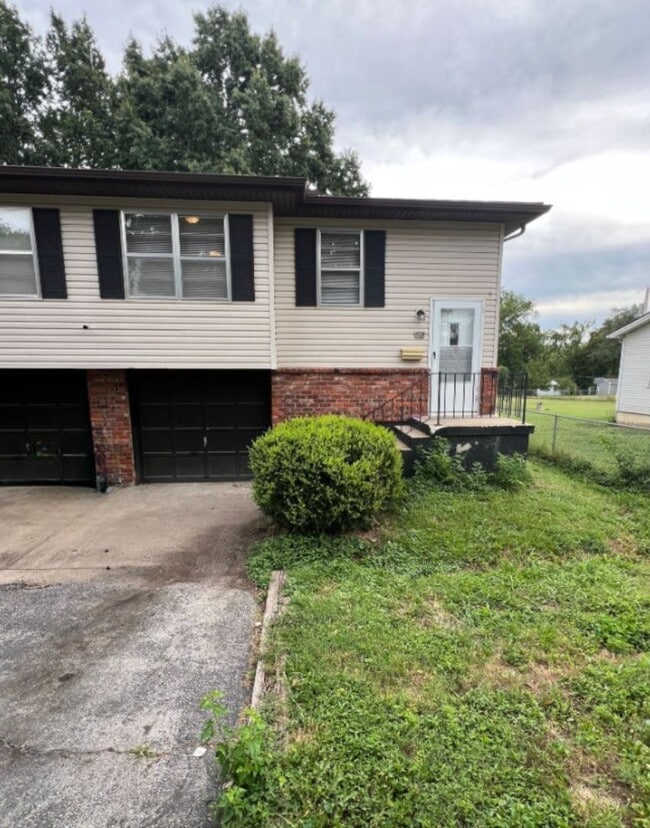 Building Photo - 703 N Frandsen Rd