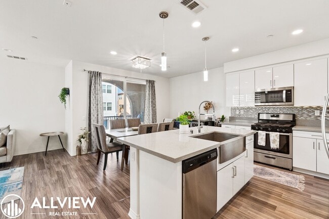 Building Photo - Bright & Upgraded 2 bedroom Anaheim Townhome in Prime Location!