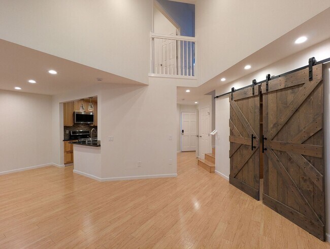 Foto del edificio - Amazing, gorgeous, end unit with huge yard...