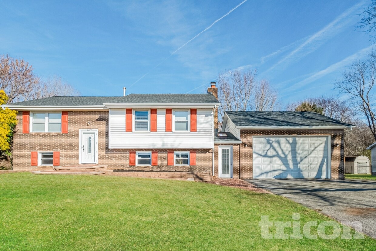 Primary Photo - 9300 Overlook Cir