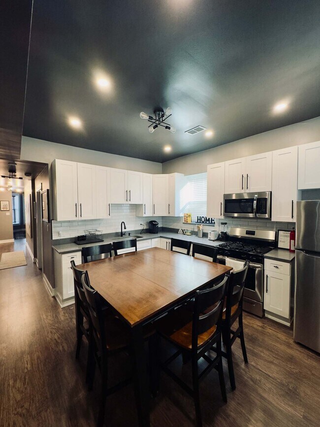 Building Photo - 1428 S Central Park Ave