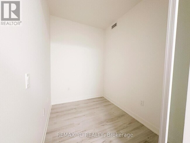 Photo du bâtiment - 120 Broadway Ave