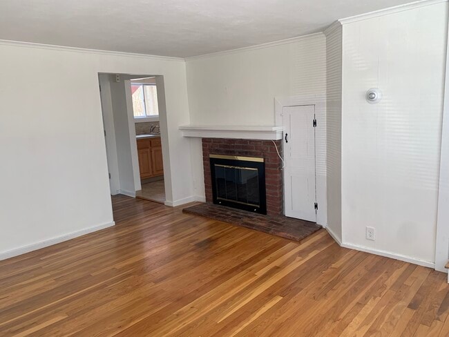 Building Photo - 1490 Farmington Ave