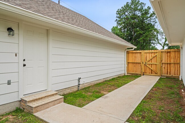 Foto del edificio - 25804 Maplewood Dr