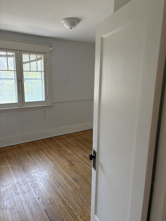 Building Photo - 477 Aylmer St N