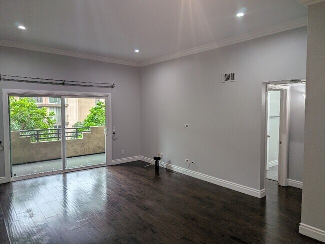 Foto del edificio - 421 W 6th St