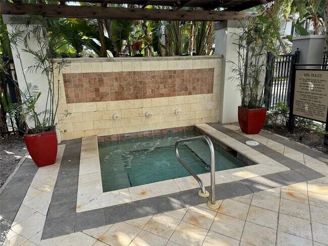 Foto del edificio - 2421 NE 65th St