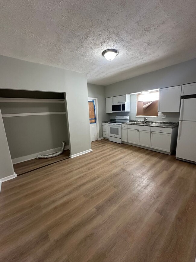 Building Photo - BEAUTIFUL NEWLY RENOVATED  3 BEDROOM HOUSE...