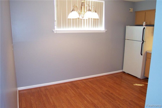 Building Photo - 8140 Crestview Dr