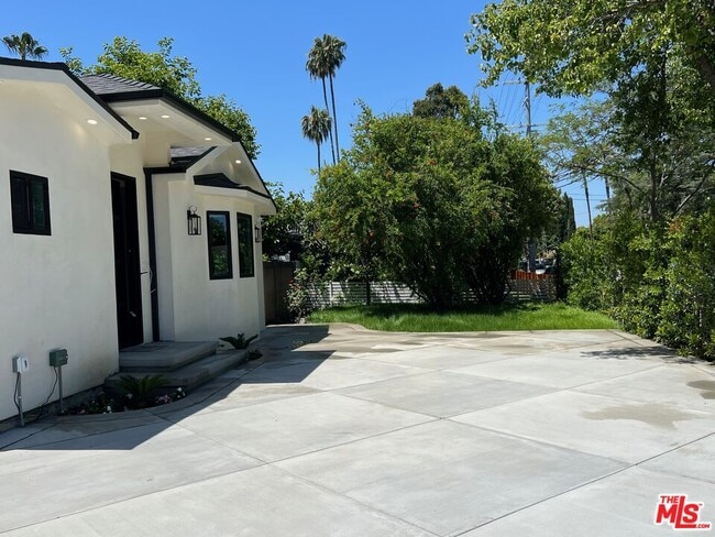 Foto del edificio - 13338 Magnolia Blvd