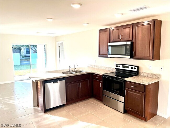 Foto del edificio - 3438 NE 8th Pl