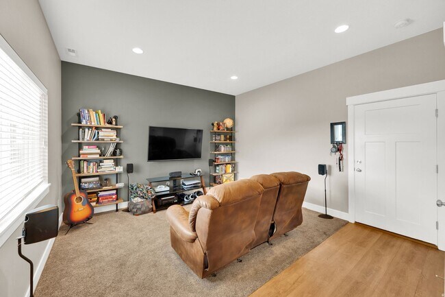 Building Photo - 67 S Walker Ln