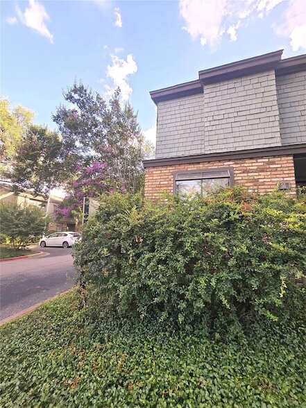 Building Photo - 7122 Wood Hollow Dr