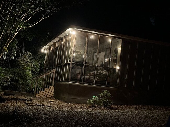 Building Photo - Private Cottage