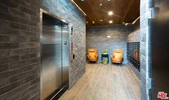 Building Photo - 105 S Fairfax Ave