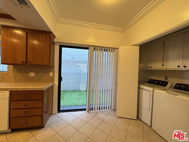 Building Photo - 1007 5th St