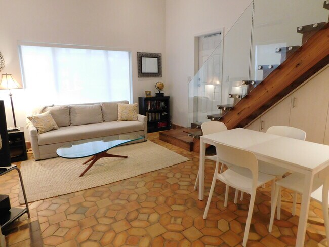 Foto del edificio - 2800 Pine Tree Dr