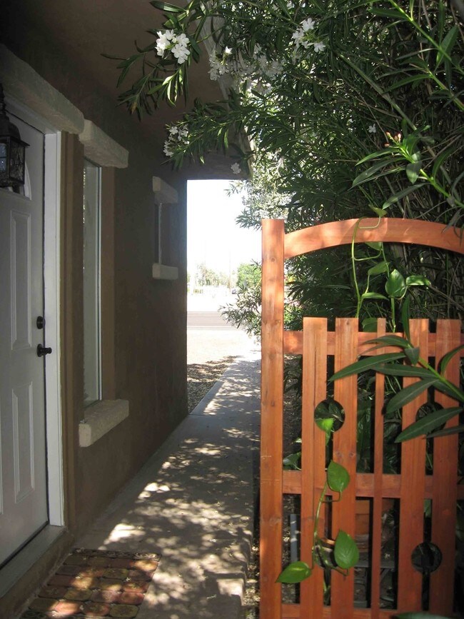 Foto del edificio - 568 N Center St