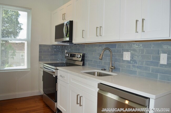 Building Photo - 374 Centre St