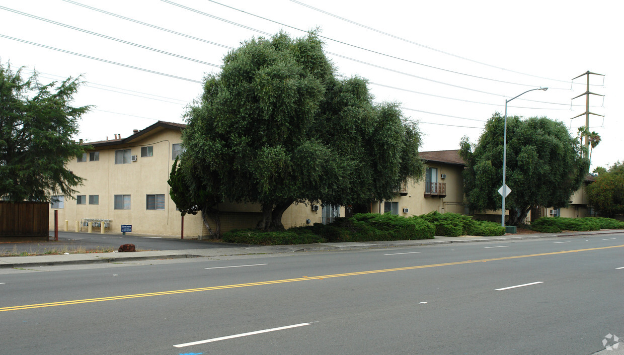 Primary Photo - Oakwood Gardens