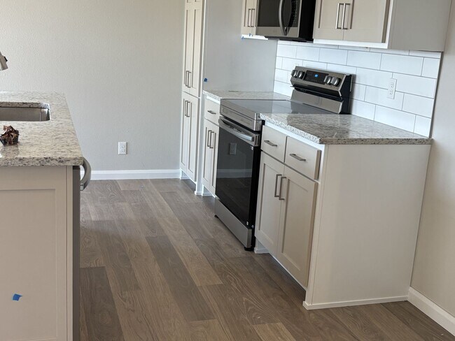 Building Photo - Brand New Duplex!