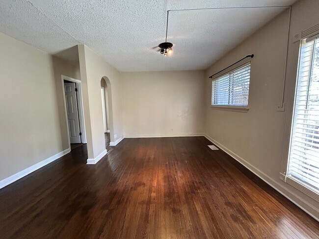 Building Photo - *1/2 OFF FEBRUARY RENT* Charming Cottage l...