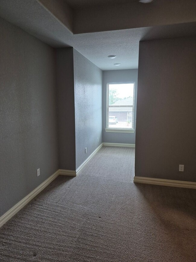 Building Photo - Call Heather about the move in special on this 3 bedroom Townhouse. 479-208-0305