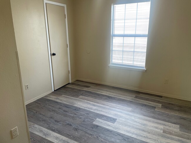 Building Photo - 809 P Cir
