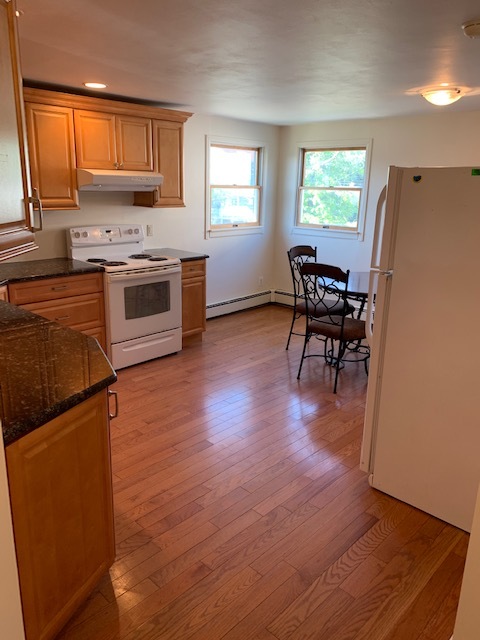 Kitchen view from hall - 118 Brighton Way