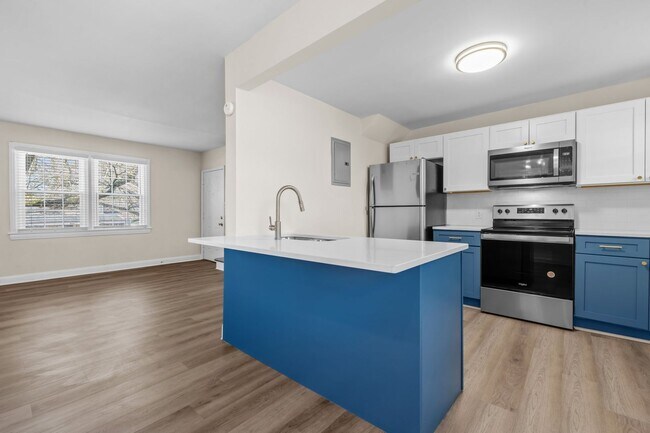 Foto del edificio - Spacious 1 Bedroom Duplex in Trinity Park, blocks from Duke! - Renovated & Pet Friendly