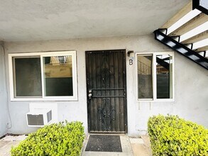Building Photo - 857 N Vineyard Ave
