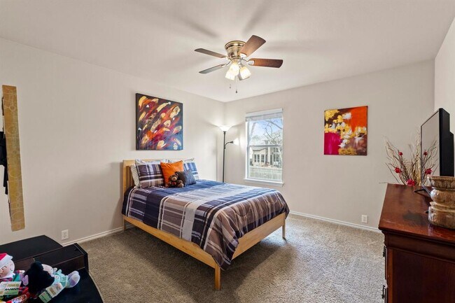 Building Photo - 525 Golden Creek Dr