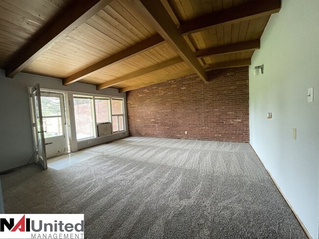 Building Photo - 3 bedroom, 1 bath duplex for rent!