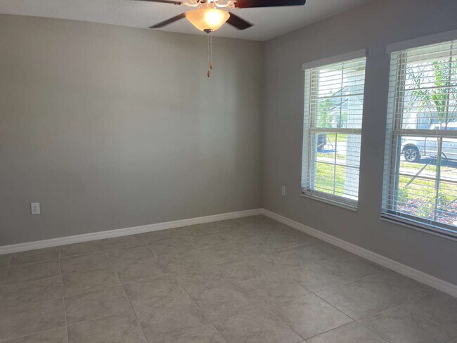 Building Photo - "Spacious 4-Bed Oasis with 2.5 Baths on Ra...