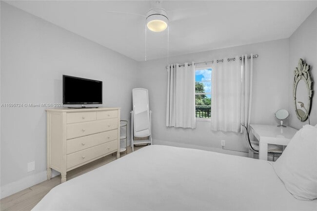 Building Photo - 551 SW 135th Ave